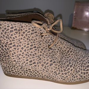 Wedged cheetah-print Toms!💕